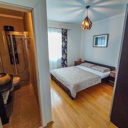 Apartments Amfora - Cozy And Modern Apartments For Up To 15 People, 100M From The Sea And Beach Stara Novalja Kültér fotó