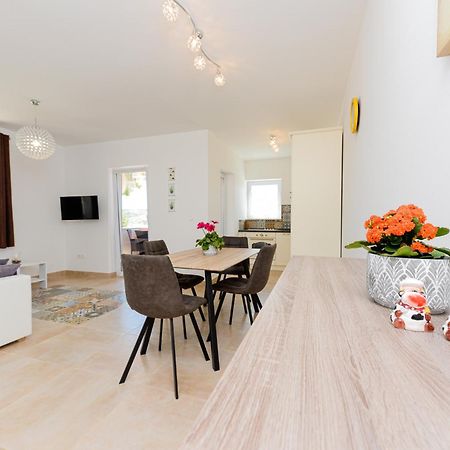 Apartments Amfora - Cozy And Modern Apartments For Up To 15 People, 100M From The Sea And Beach Stara Novalja Kültér fotó