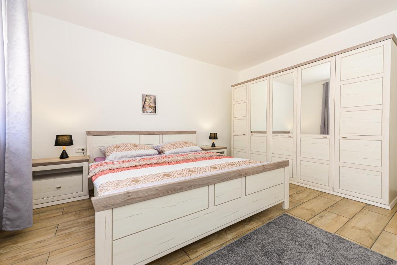 Apartments Amfora - Cozy And Modern Apartments For Up To 15 People, 100M From The Sea And Beach Stara Novalja Kültér fotó