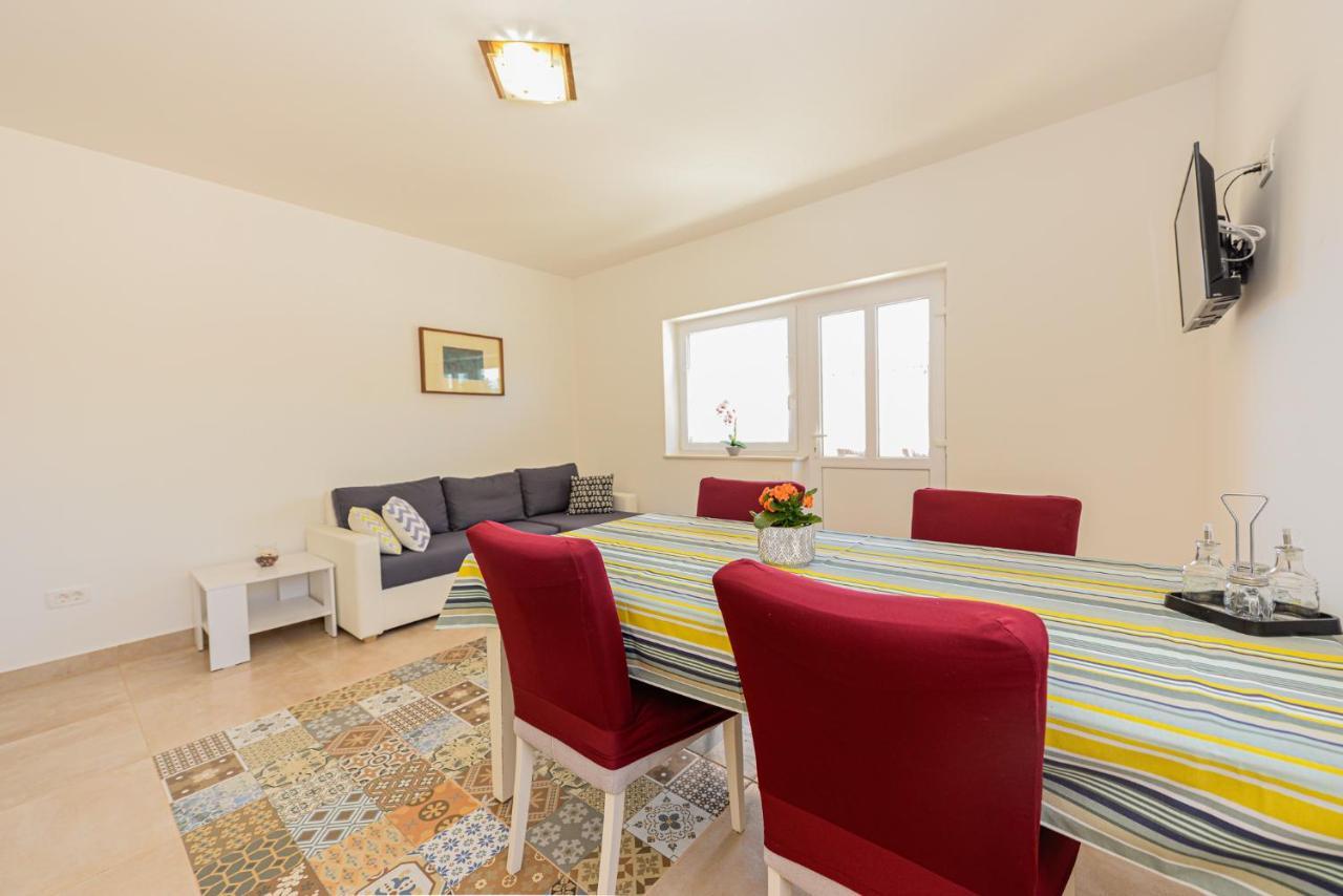 Apartments Amfora - Cozy And Modern Apartments For Up To 15 People, 100M From The Sea And Beach Stara Novalja Kültér fotó
