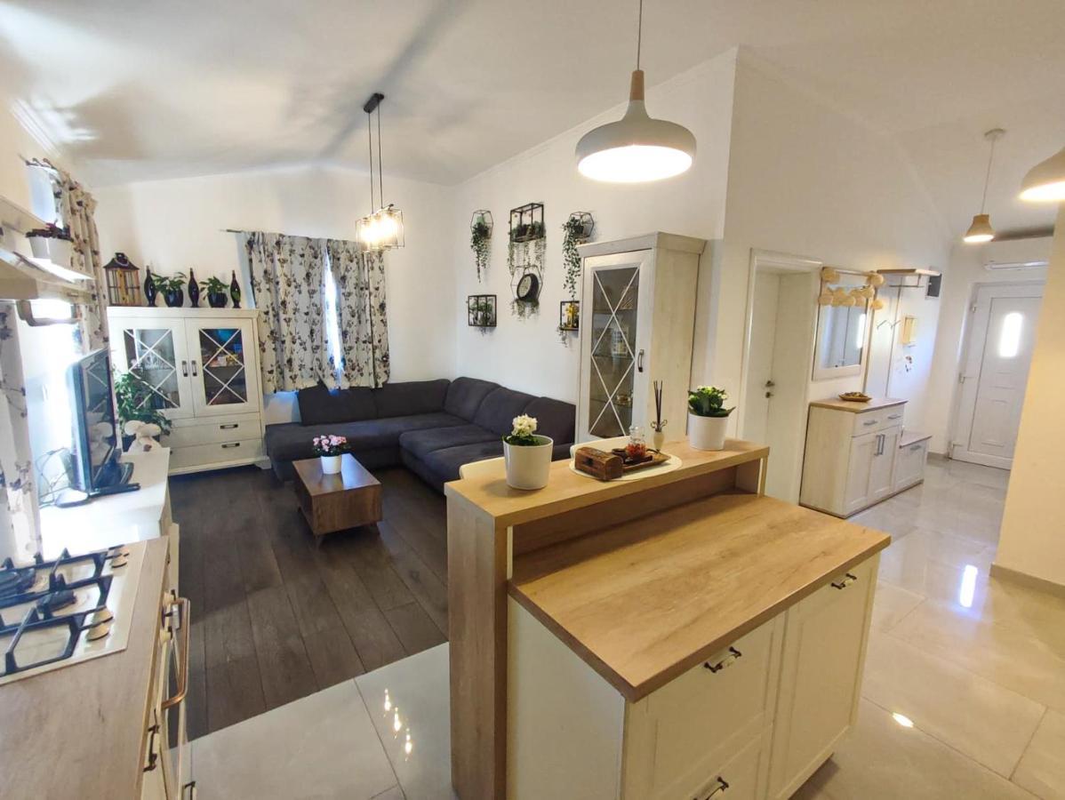 Apartments Amfora - Cozy And Modern Apartments For Up To 15 People, 100M From The Sea And Beach Stara Novalja Kültér fotó