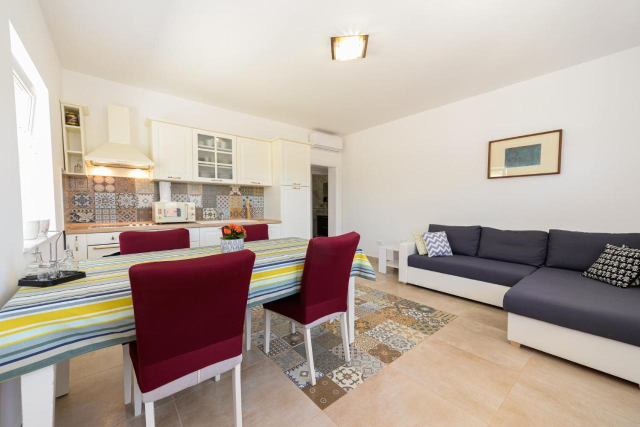 Apartments Amfora - Cozy And Modern Apartments For Up To 15 People, 100M From The Sea And Beach Stara Novalja Kültér fotó