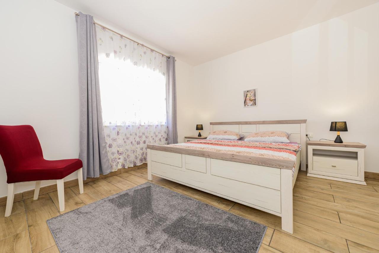Apartments Amfora - Cozy And Modern Apartments For Up To 15 People, 100M From The Sea And Beach Stara Novalja Kültér fotó