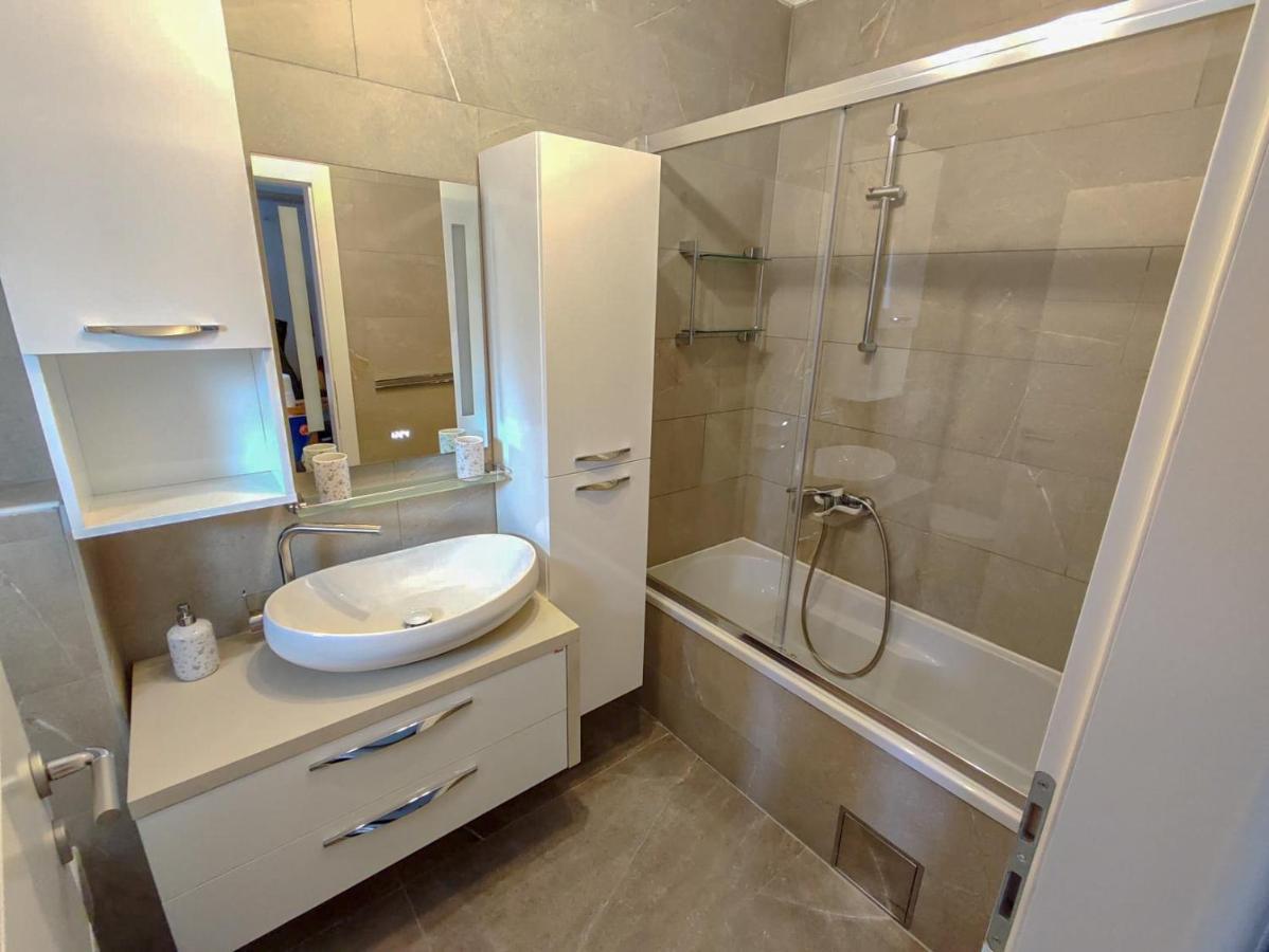 Apartments Amfora - Cozy And Modern Apartments For Up To 15 People, 100M From The Sea And Beach Stara Novalja Kültér fotó