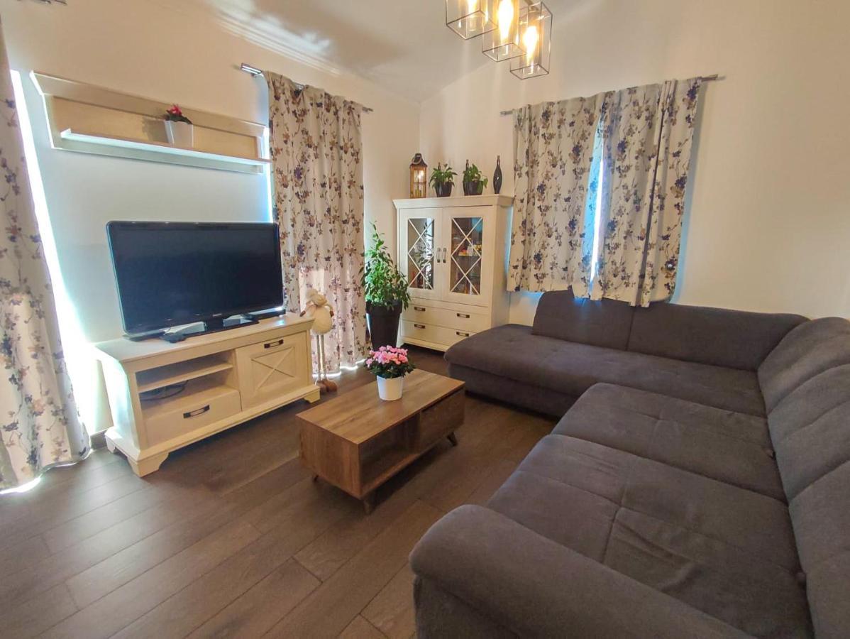 Apartments Amfora - Cozy And Modern Apartments For Up To 15 People, 100M From The Sea And Beach Stara Novalja Kültér fotó