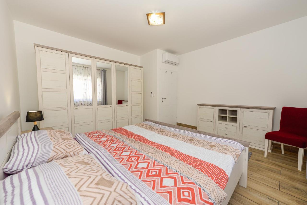 Apartments Amfora - Cozy And Modern Apartments For Up To 15 People, 100M From The Sea And Beach Stara Novalja Kültér fotó