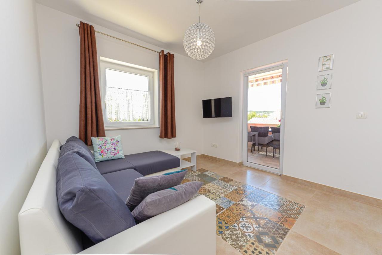 Apartments Amfora - Cozy And Modern Apartments For Up To 15 People, 100M From The Sea And Beach Stara Novalja Kültér fotó