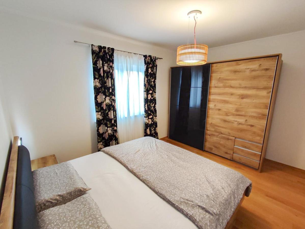 Apartments Amfora - Cozy And Modern Apartments For Up To 15 People, 100M From The Sea And Beach Stara Novalja Kültér fotó