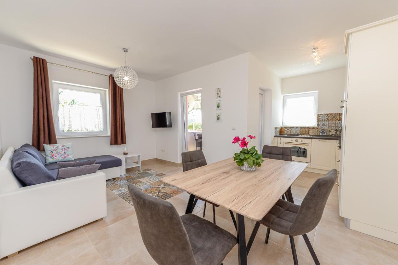 Apartments Amfora - Cozy And Modern Apartments For Up To 15 People, 100M From The Sea And Beach Stara Novalja Kültér fotó